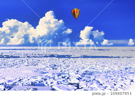 オホーツク海の流氷とバルーン合成 109807953