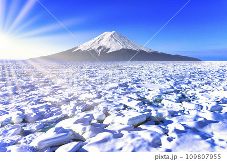オホーツク海の流氷と太陽光線合成 109807955