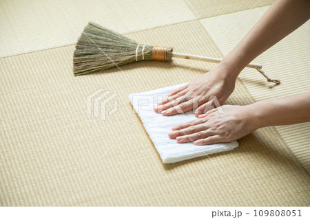 畳の雑巾がけ　掃除のイメージ素材 109808051