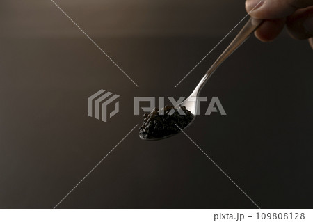 spoon with black sturgeon caviar　キャビア　スプーン 109808128