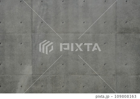 コンクリートの壁の背景素材　b-1-1 引き 暗め 109808163