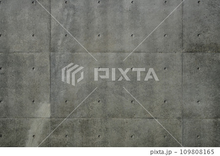 コンクリートの壁の背景素材　b-1-2 引き 暗め 高コントラスト 109808165