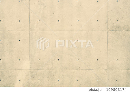 コンクリートの壁の背景素材　b-3-3 引き 明るめ 暖色寒色強調 109808174
