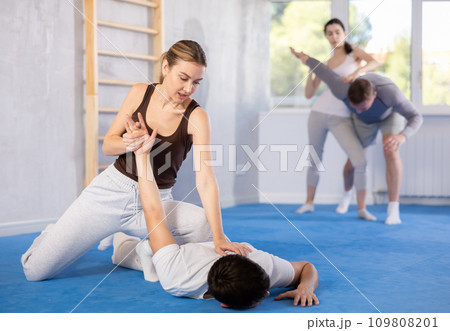 Couples self-defense training - a woman learns to seize power against male attacker 109808201