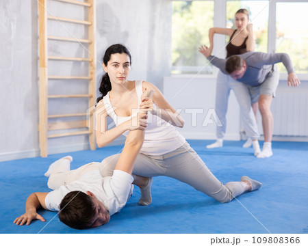 Couples self-defense training - a woman learns to seize power against male attacker 109808366