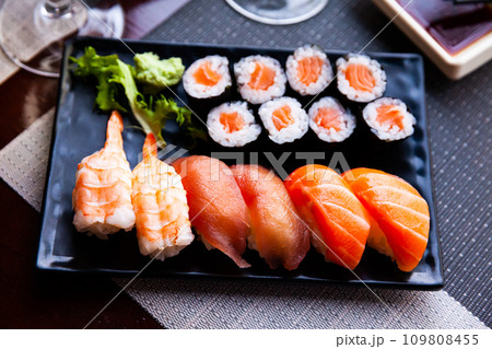 Nigiri and hosomaki sushi 109808455