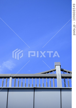 橋の欄干と青空 橋の欄干と青空 109808549