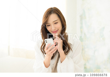 スマホを見る女性 スマホを見る女性 109808878