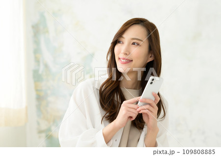 スマホを見る女性 109808885