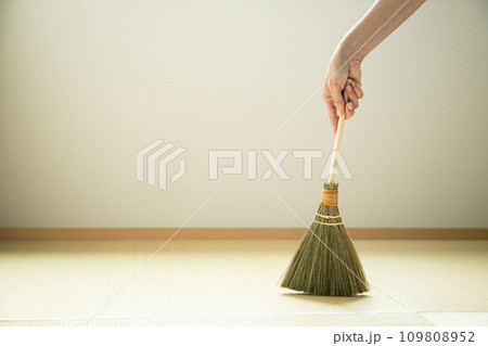 箒 畳掃除や掃き掃除のイメージ素材 箒 畳掃除や掃き掃除のイメージ素材 109808952