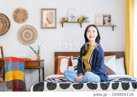 寝室でくつろぐ若い女性 寝室でくつろぐ若い女性 109809116