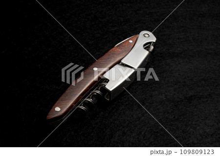 ソムリエナイフ　ワインオープナー　黒背景　俯瞰 109809123