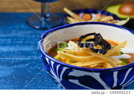 メキシコのスープ　ソパ・タラスカ 109809223