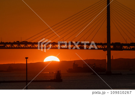 《神奈川県》横浜港湾の夜明け 《神奈川県》横浜港湾の夜明け 109810267
