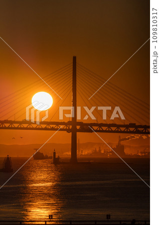 《神奈川県》横浜港湾の夜明け 《神奈川県》横浜港湾の夜明け 109810317