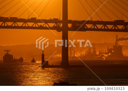 《神奈川県》横浜港湾の夜明け 109810323