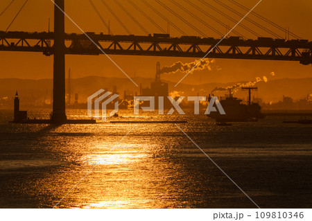 《神奈川県》横浜港湾の夜明け 《神奈川県》横浜港湾の夜明け 109810346