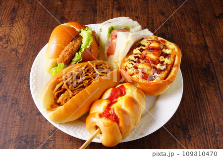 いっぱいの総菜パン 109810470