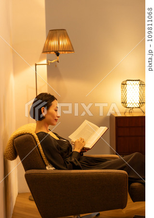夜部屋で読書をする女性 109811068