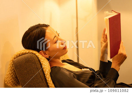 夜本を読む女性 109811082