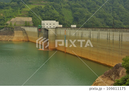 玉川ダムの堤体と宝仙湖 玉川ダムの堤体と宝仙湖 109811175