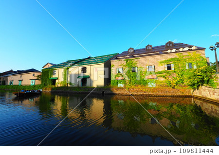 北海道小樽運河の風景 109811444