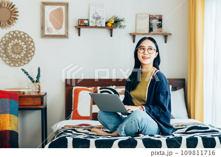 パソコンを使う若い女性 パソコンを使う若い女性 109811716