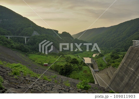 下湯ダムの洪水吐 109811903