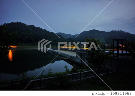 夜の浅虫ダムの堤体 夜の浅虫ダムの堤体 109811965