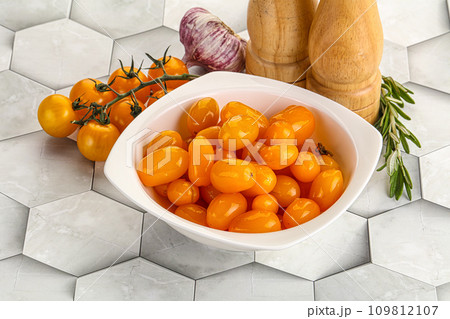 Marinated natural yellow cherry tomato 109812107