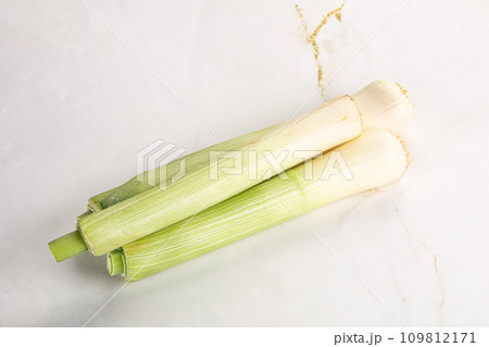 Raw natural ripe organic leek onion Raw natural ripe organic leek onion 109812171