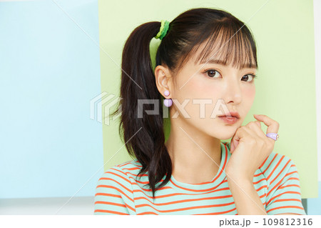 カラフルな背景で撮影をした若い女性のカジュアルなポートレート カラフルな背景で撮影をした若い女性のカジュアルなポートレート 109812316