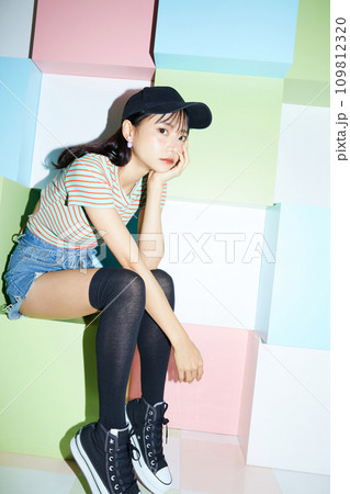 カラフルな背景で撮影をした若い女性のカジュアルなポートレート カラフルな背景で撮影をした若い女性のカジュアルなポートレート 109812320