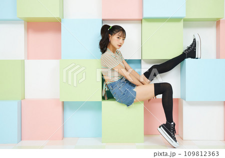 カラフルな背景で撮影をした若い女性のカジュアルなポートレート カラフルな背景で撮影をした若い女性のカジュアルなポートレート 109812363