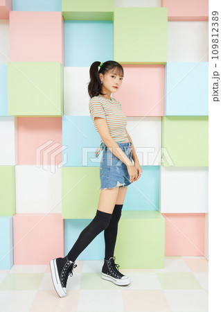 カラフルな背景で撮影をした若い女性のカジュアルなポートレート カラフルな背景で撮影をした若い女性のカジュアルなポートレート 109812389