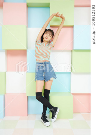 カラフルな背景で撮影をした若い女性のカジュアルなポートレート カラフルな背景で撮影をした若い女性のカジュアルなポートレート 109812393