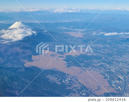 空から見た秋の午後の富士山 空から見た秋の午後の富士山 109812416