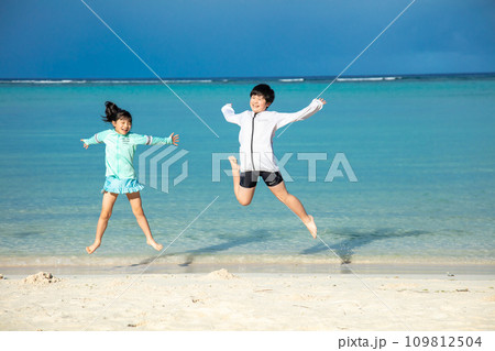 砂浜でジャンプする子ども 109812504