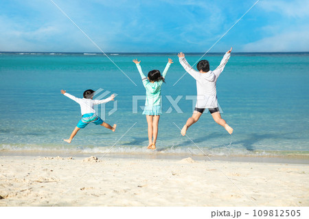 砂浜でジャンプする子ども 109812505