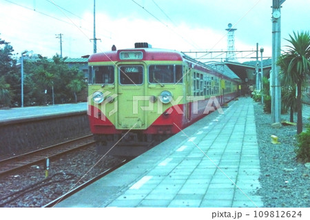 伊豆急下田駅に停車中の167系夏の臨時急行・伊豆、1973年8月4日 109812624