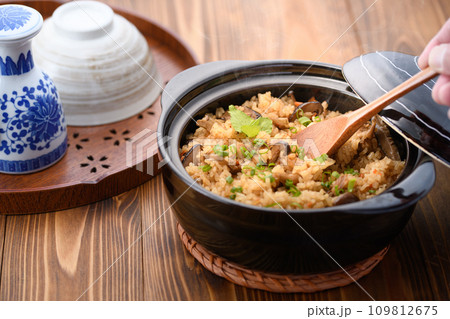 土鍋で炊いたキノコと鶏肉の炊き込みご飯 土鍋で炊いたキノコと鶏肉の炊き込みご飯 109812675