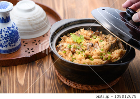 土鍋で炊いたキノコと鶏肉の炊き込みご飯 土鍋で炊いたキノコと鶏肉の炊き込みご飯 109812679