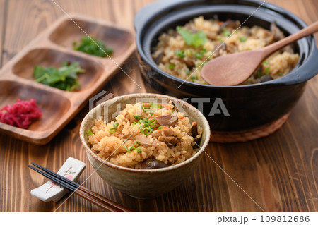 土鍋で炊いたキノコと鶏肉の炊き込みご飯 土鍋で炊いたキノコと鶏肉の炊き込みご飯 109812686