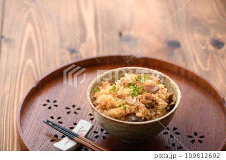 キノコと鶏肉の炊き込みご飯 キノコと鶏肉の炊き込みご飯 109812692