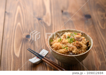 キノコと鶏肉の炊き込みご飯 109812694