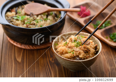土鍋で炊いたキノコと鶏肉の炊き込みご飯 土鍋で炊いたキノコと鶏肉の炊き込みご飯 109812699
