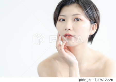 若い女性のビューティーイメージ　白バック 109812726