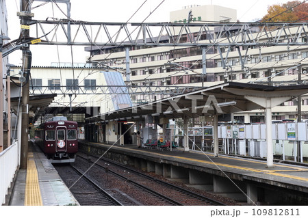 平野駅に停車中の能勢電鉄5100系電車 109812811