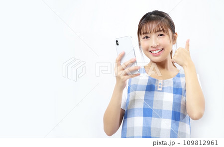 エプロン姿でスマホを操作する女性イメージ エプロン姿でスマホを操作する女性イメージ 109812961