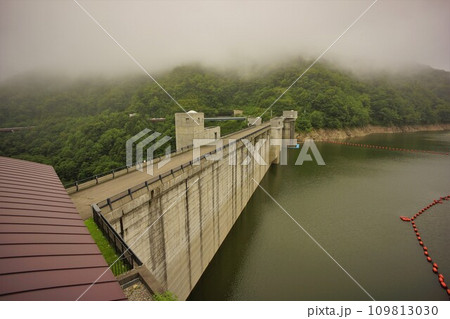 管理所からの札内川ダムの堤体 109813030